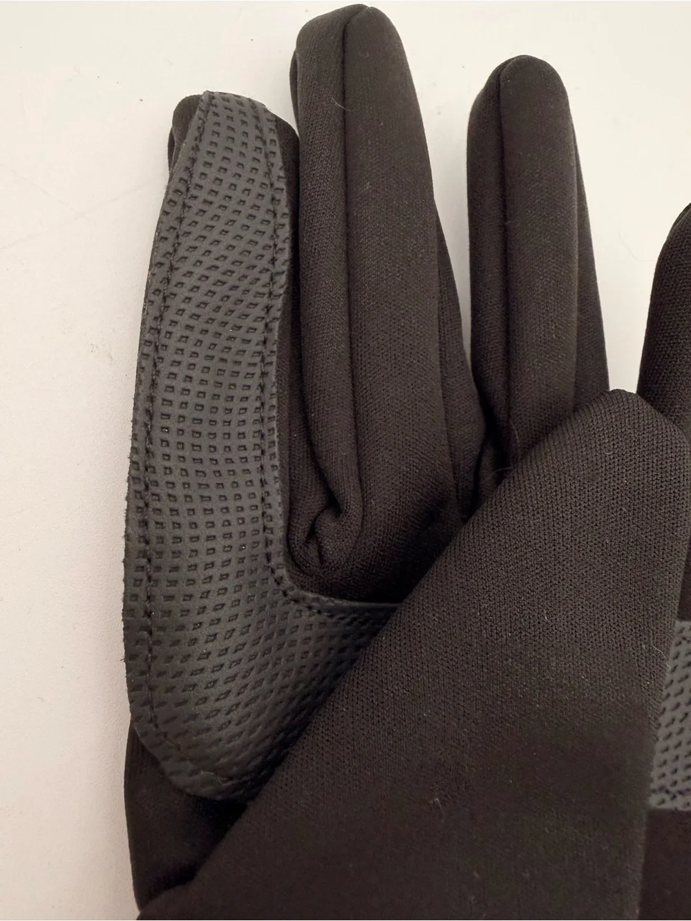 isotoner Women’s Black Performance Gloves Smart Touch Size : Small / Medium